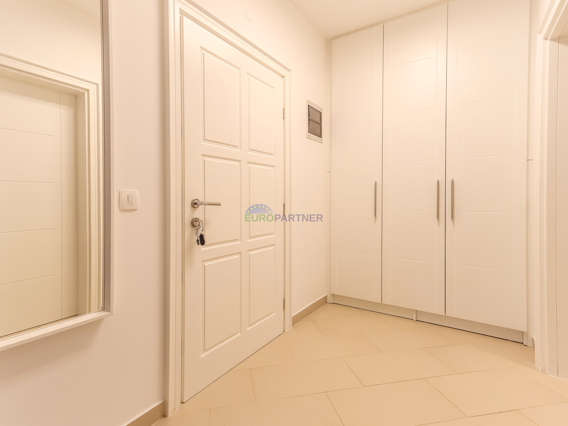 Poreč, moderno opremljen 3-sobni stan + zemljište 85m2  -samo 2,5 km od mora