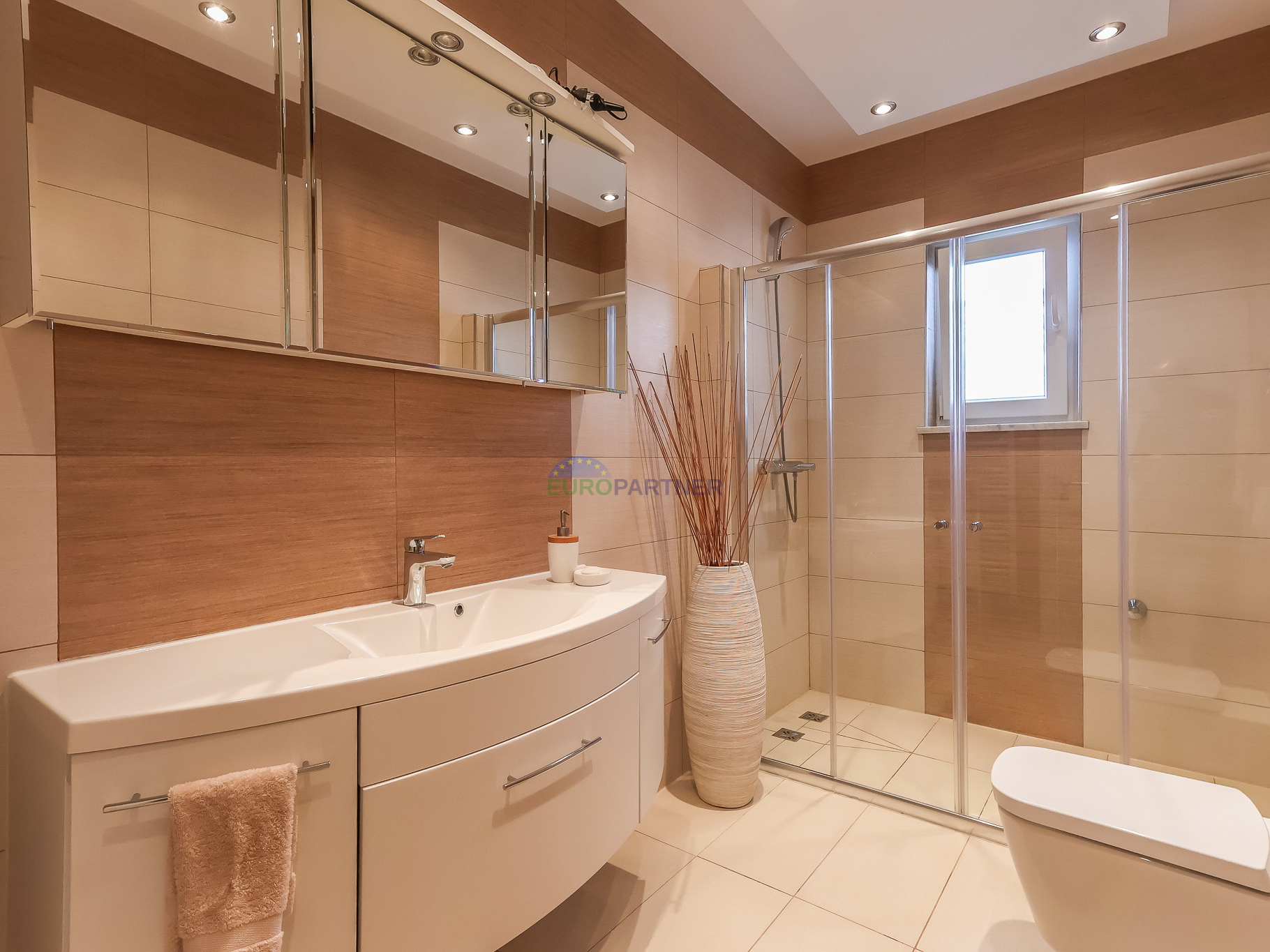 Poreč, moderno opremljen 3-sobni stan + zemljište 85m2  -samo 2,5 km od mora