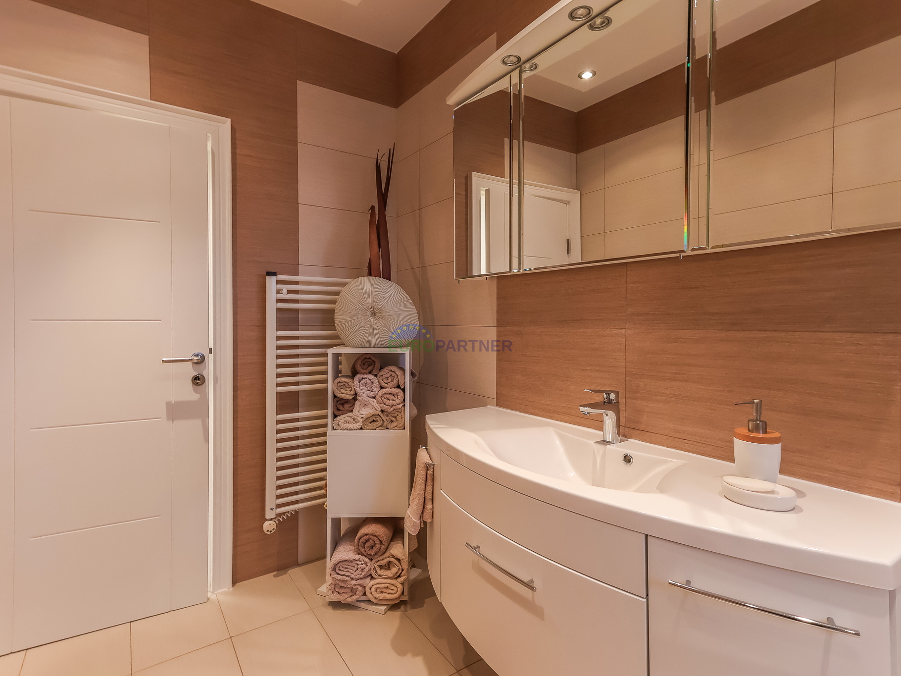 Poreč, moderno opremljen 3-sobni stan + zemljište 85m2  -samo 2,5 km od mora