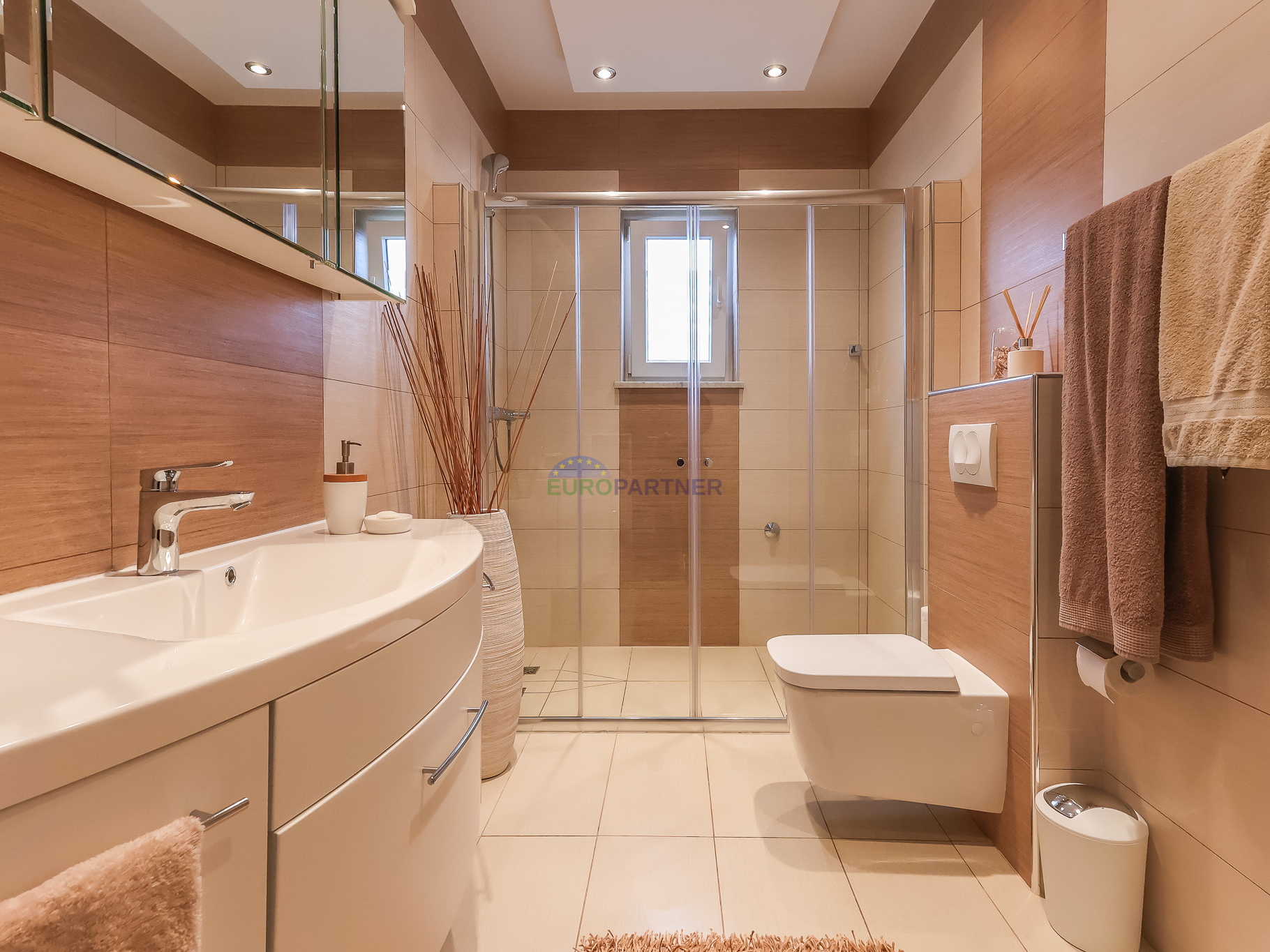 Poreč, moderno opremljen 3-sobni stan + zemljište 85m2  -samo 2,5 km od mora