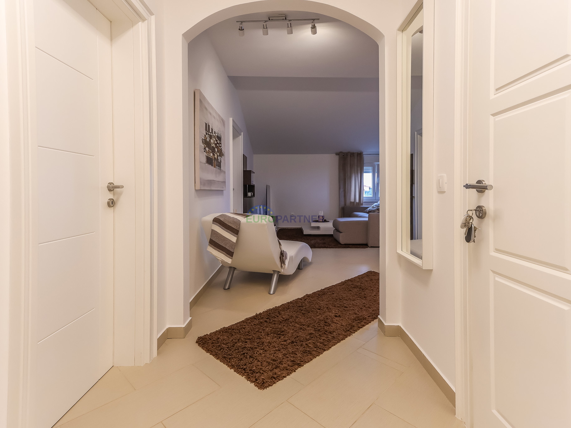 Poreč, moderno opremljen 3-sobni stan + zemljište 85m2  -samo 2,5 km od mora