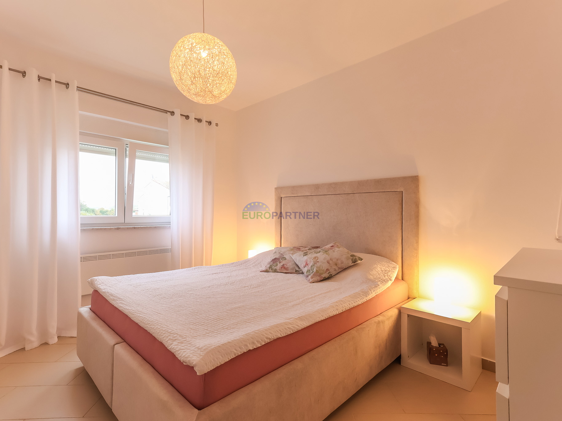 Poreč, moderno opremljen 3-sobni stan + zemljište 85m2  -samo 2,5 km od mora