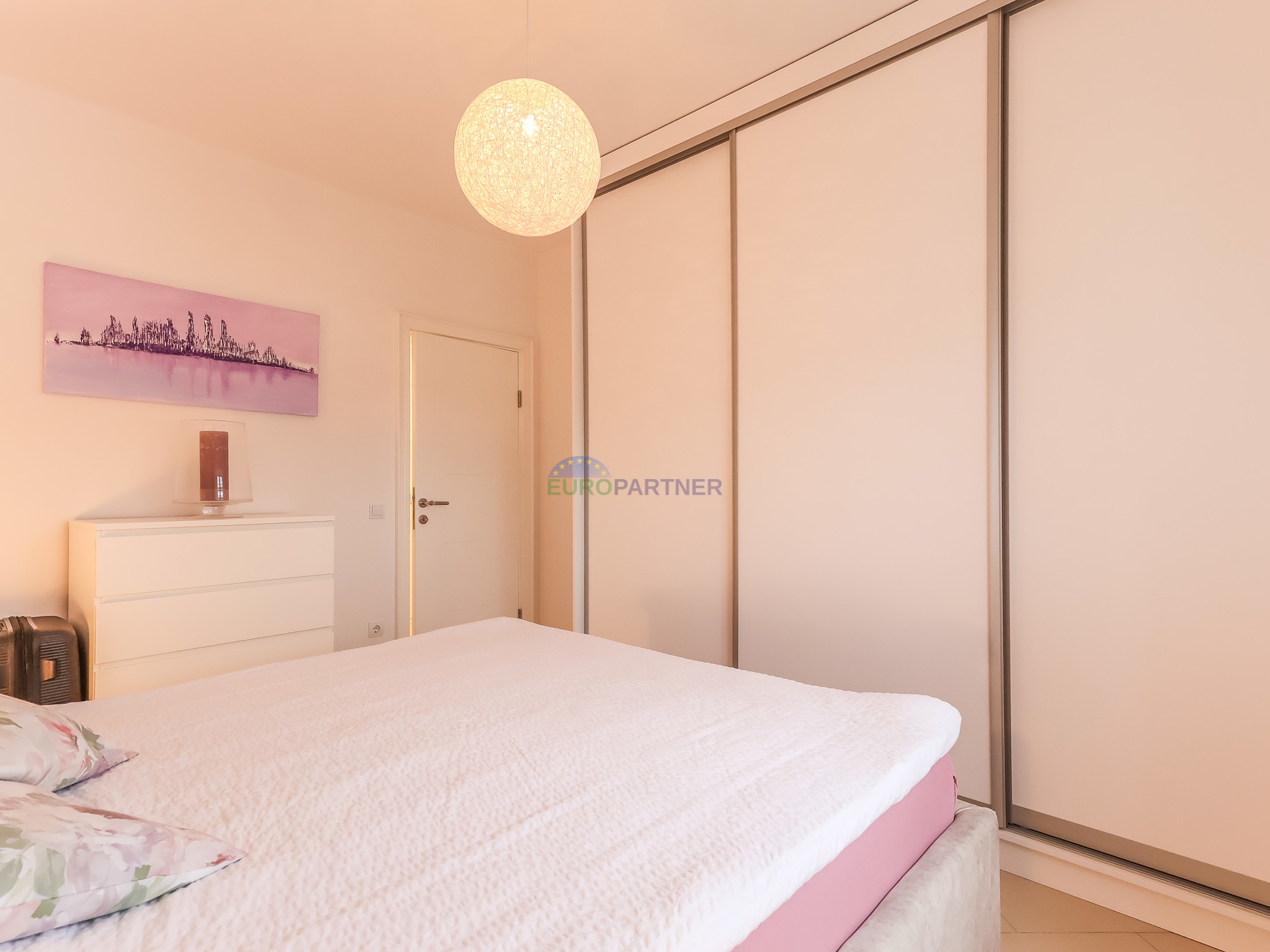 Poreč, moderno opremljen 3-sobni stan + zemljište 85m2  -samo 2,5 km od mora