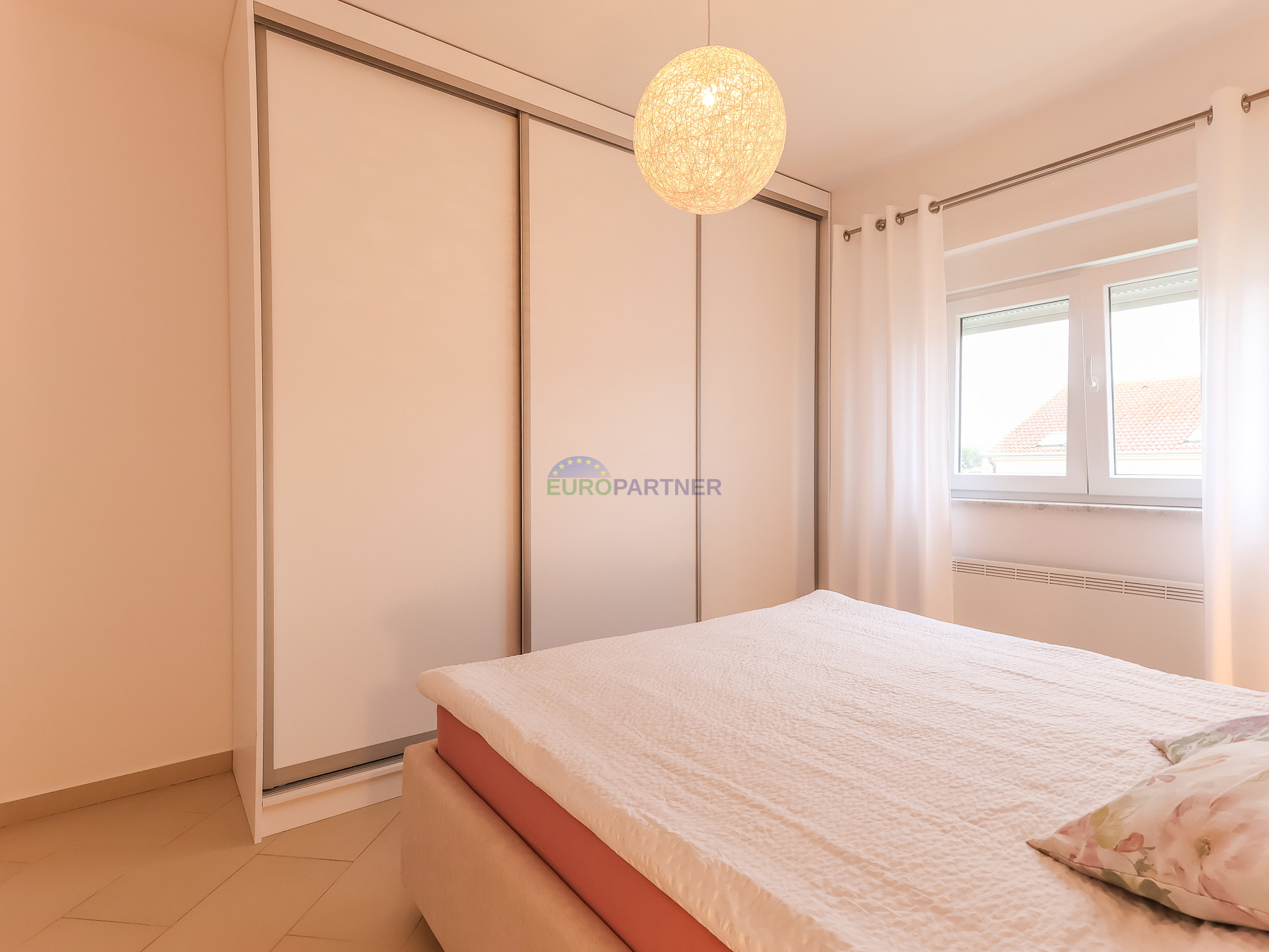 Poreč, moderno opremljen 3-sobni stan + zemljište 85m2  -samo 2,5 km od mora