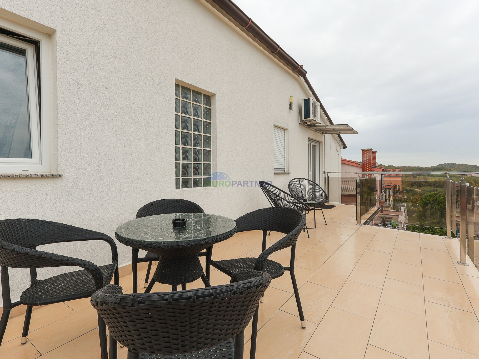 Poreč, moderno opremljen 3-sobni stan + zemljište 85m2  -samo 2,5 km od mora