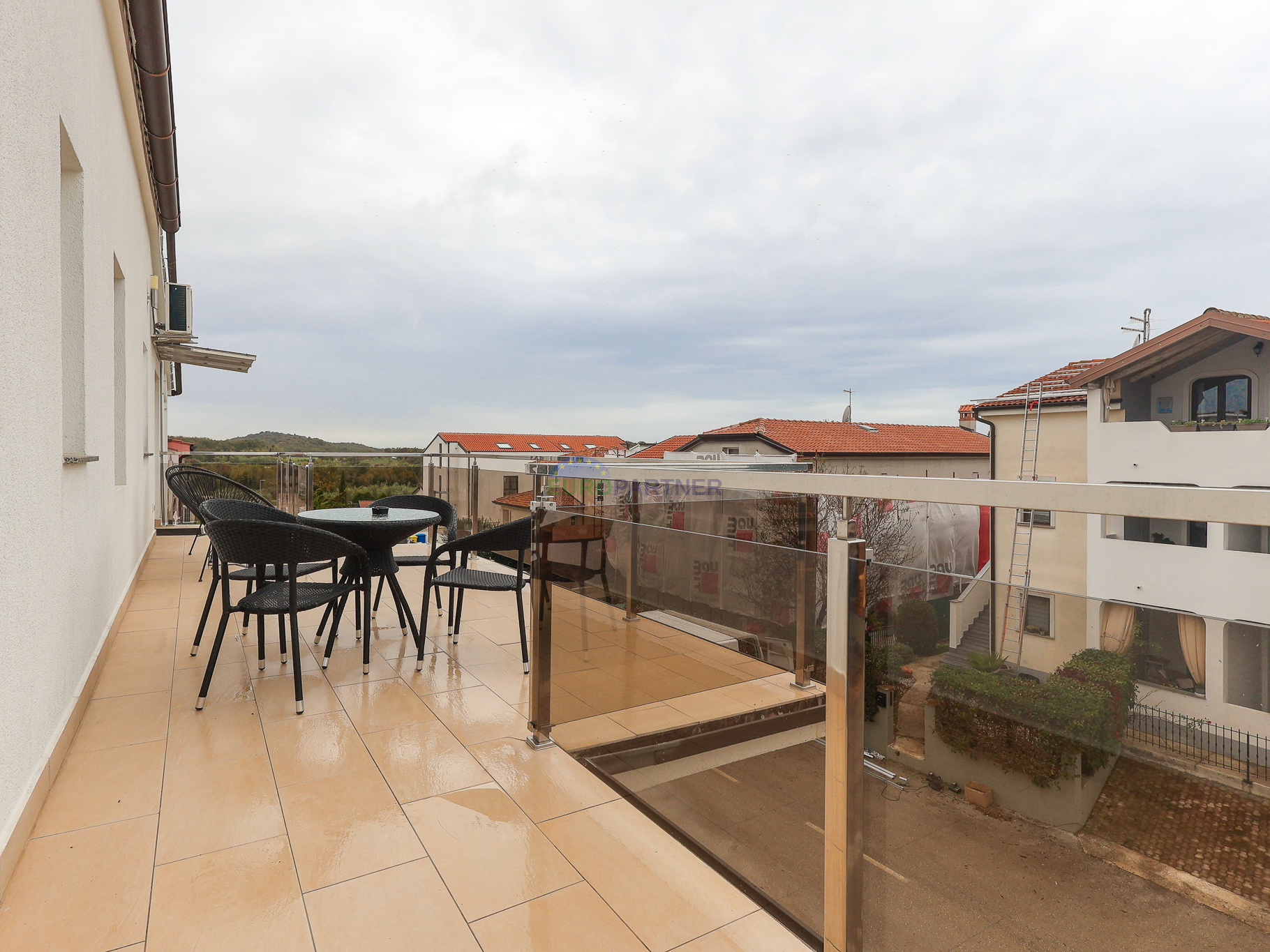 Poreč, moderno opremljen 3-sobni stan + zemljište 85m2  -samo 2,5 km od mora