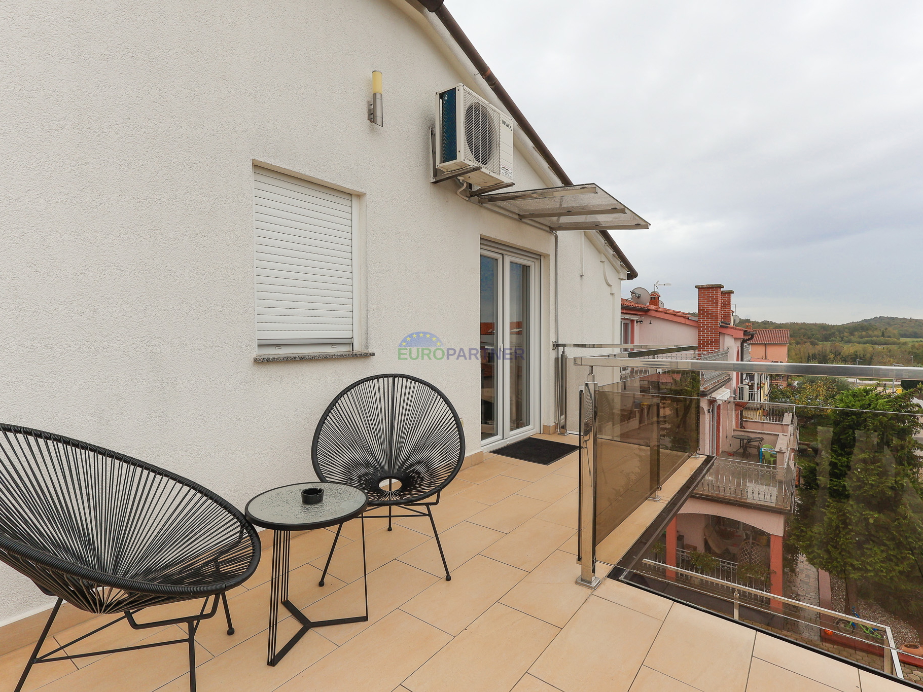 Poreč, moderno opremljen 3-sobni stan + zemljište 85m2  -samo 2,5 km od mora