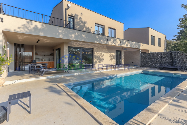 Novogradnja modernog dizajna 5km od Poreča, Istra