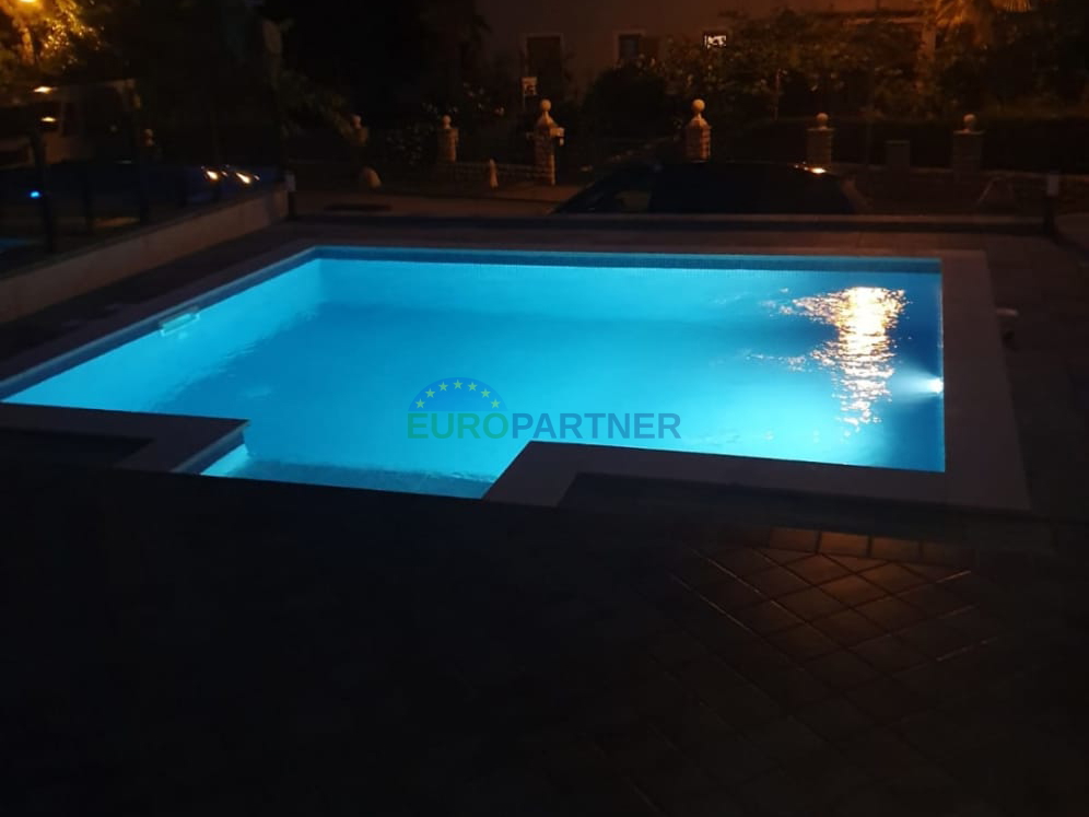 Wunderschöne Wohnung mit Pool, 5 km von Poreč