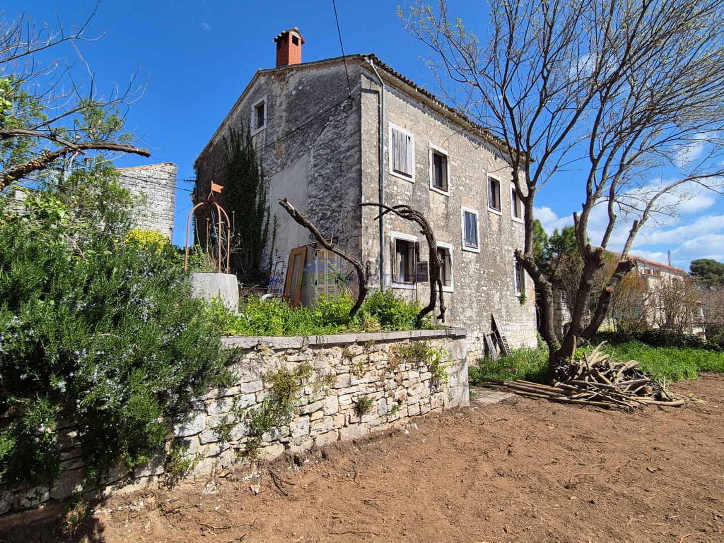 Samostojeća kuća za renovaciju, Sveti Lovreč