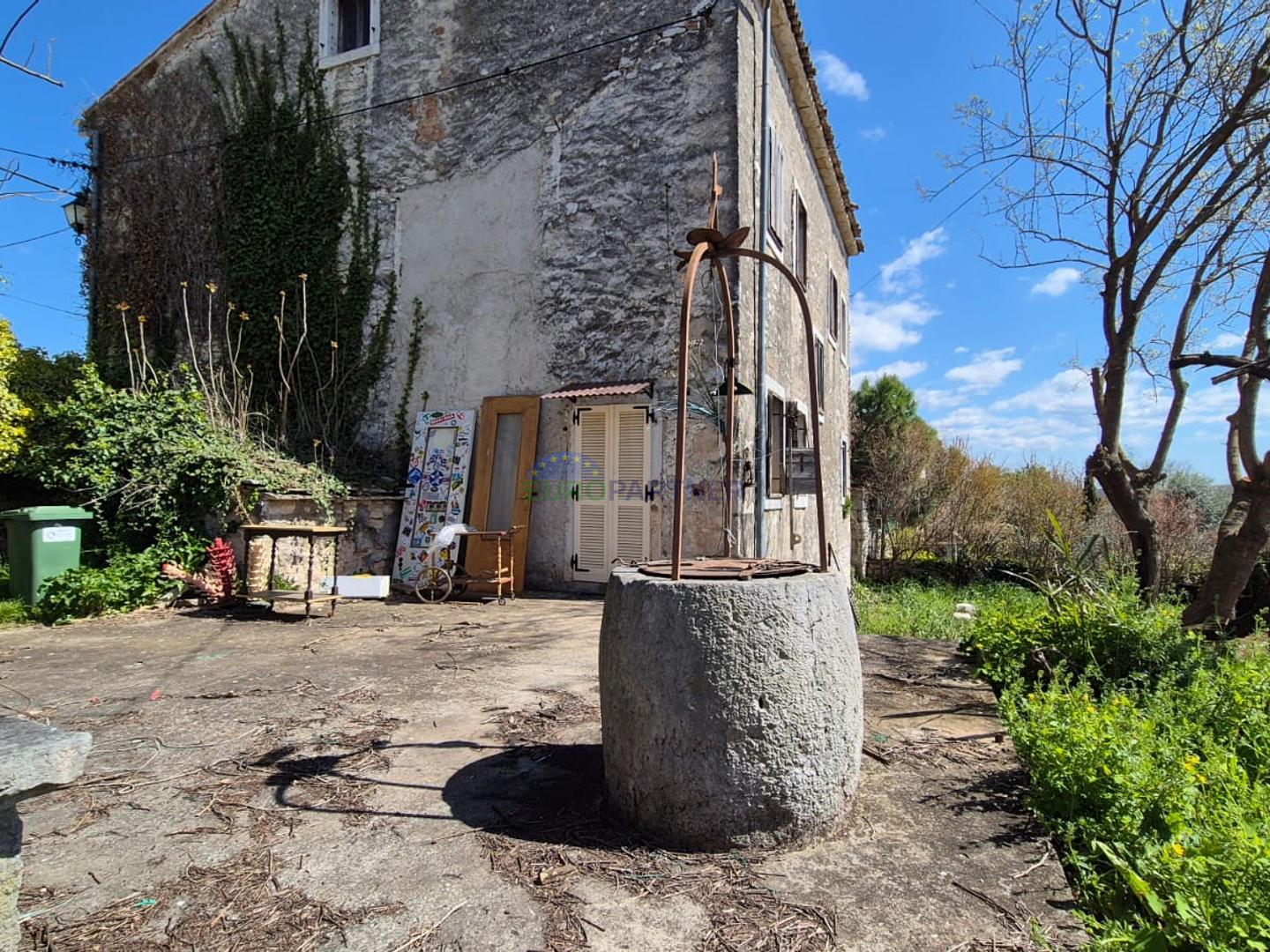 Samostojeća kuća za renovaciju, Sveti Lovreč