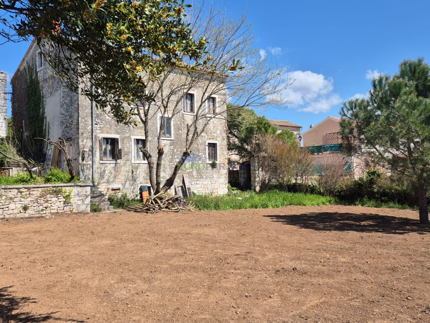 Samostojeća kuća za renovaciju, Sveti Lovreč