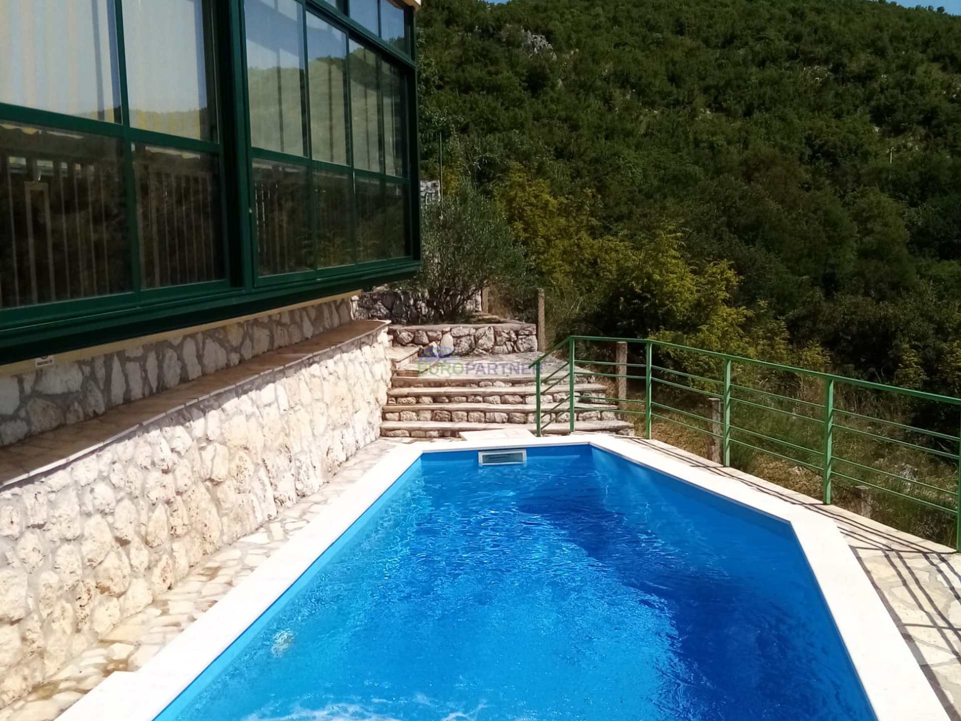 Vila na posebnom položaju na izvoru rijeke u blizini grada Drniša