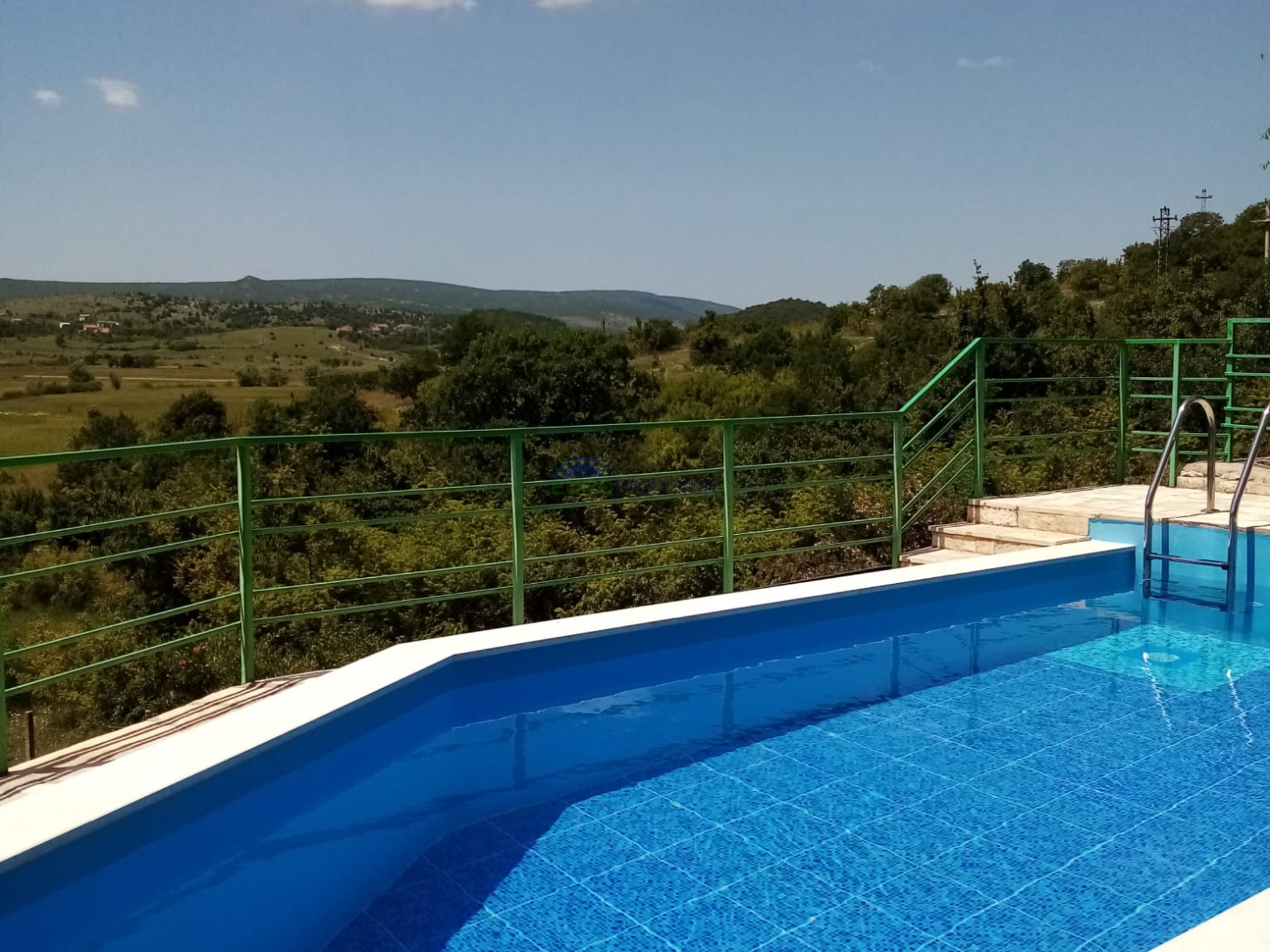 Vila na posebnom položaju na izvoru rijeke u blizini grada Drniša