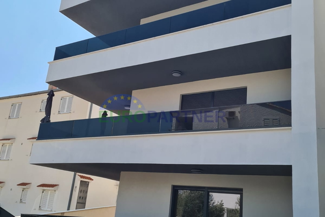 Dvosobni stan s dnevnim boravkom 75 m2, novogradnja Rogoznica