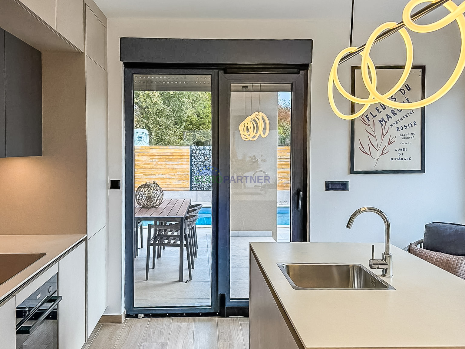 A beautiful modern house with a swimming pool&comma; 5 km from Pore&ccaron; and the sea&excl;