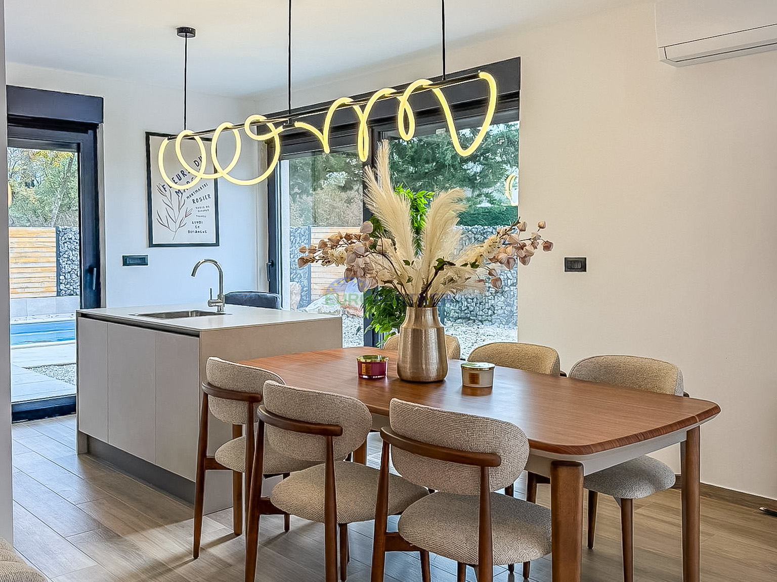 A beautiful modern house with a swimming pool&comma; 5 km from Pore&ccaron; and the sea&excl;