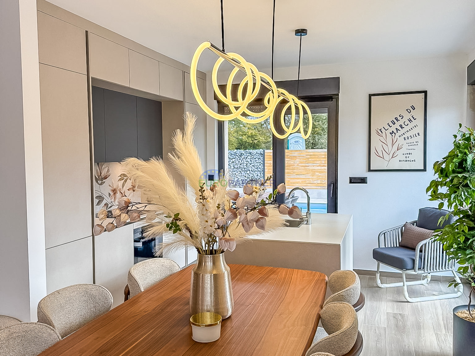 A beautiful modern house with a swimming pool&comma; 5 km from Pore&ccaron; and the sea&excl;