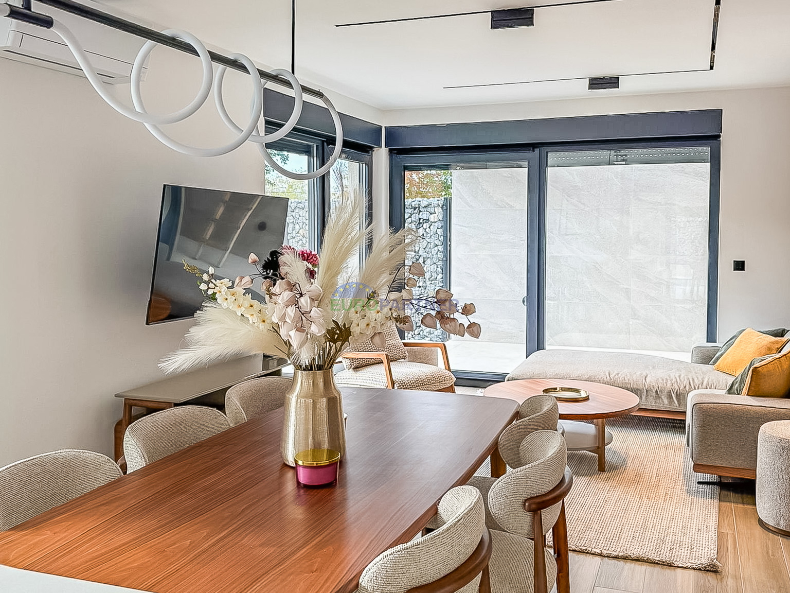 A beautiful modern house with a swimming pool&comma; 5 km from Pore&ccaron; and the sea&excl;