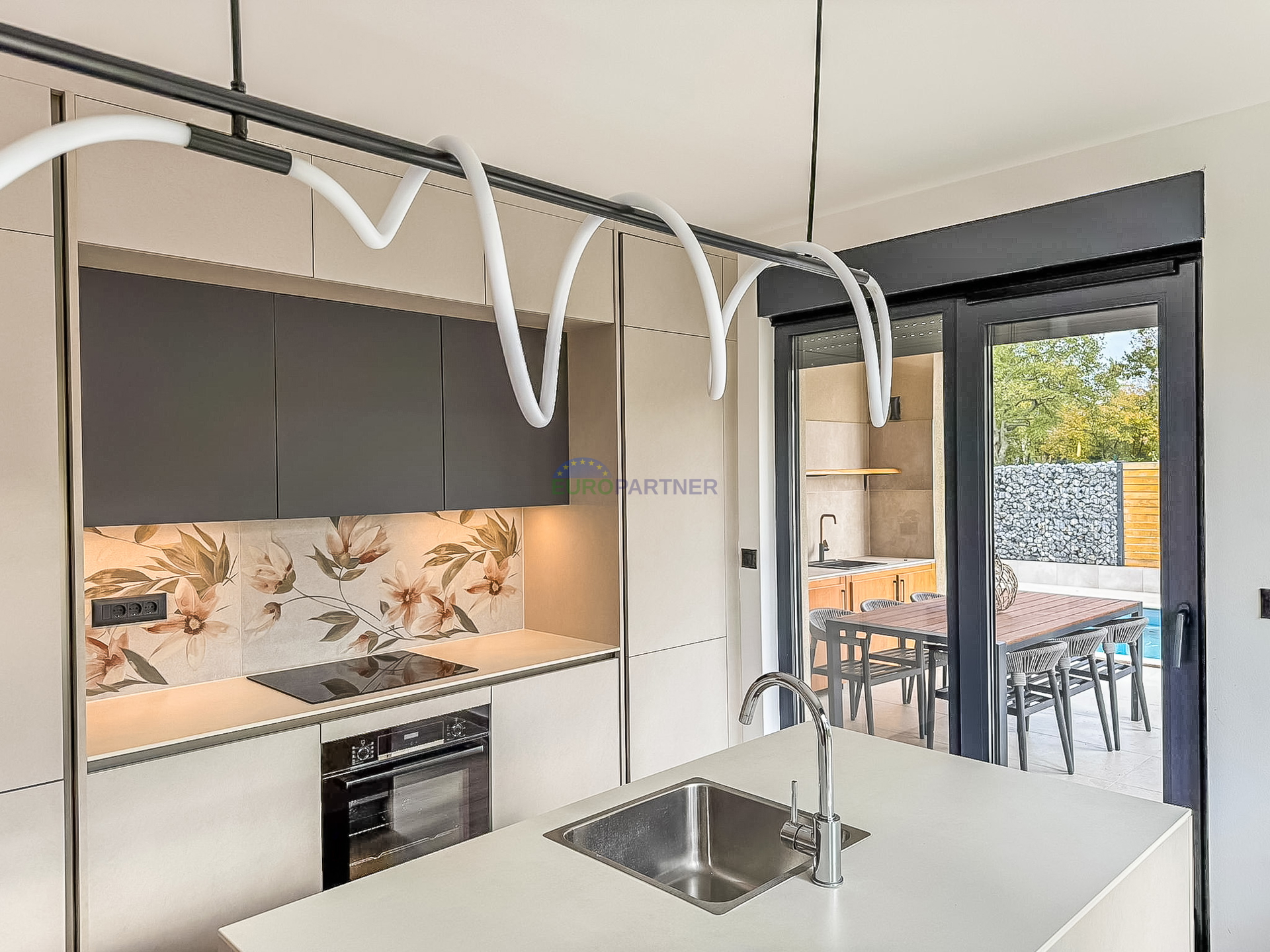 A beautiful modern house with a swimming pool&comma; 5 km from Pore&ccaron; and the sea&excl;