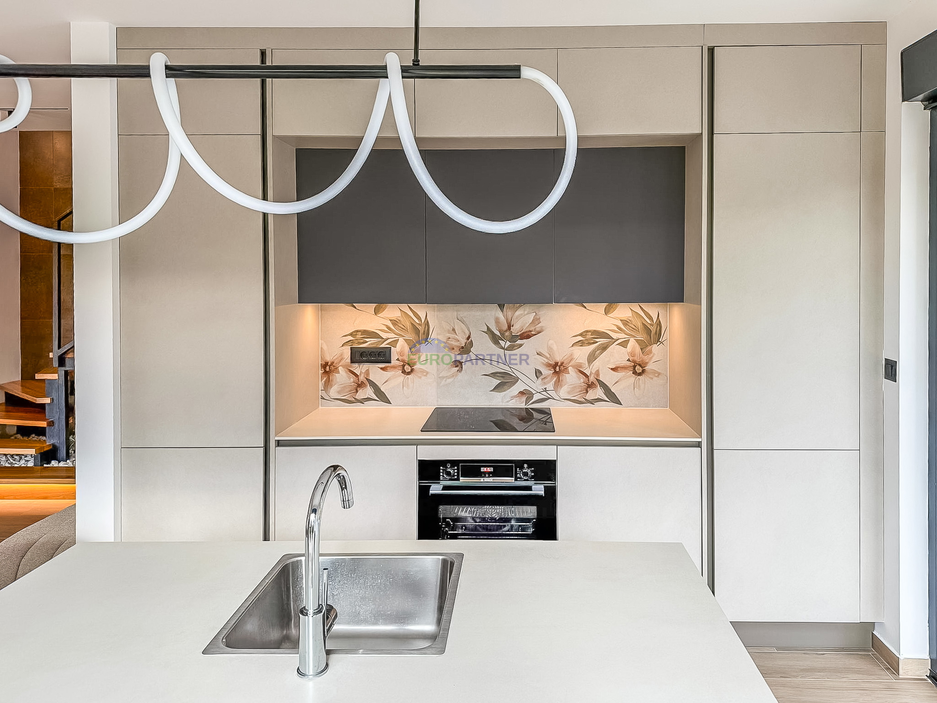 A beautiful modern house with a swimming pool&comma; 5 km from Pore&ccaron; and the sea&excl;