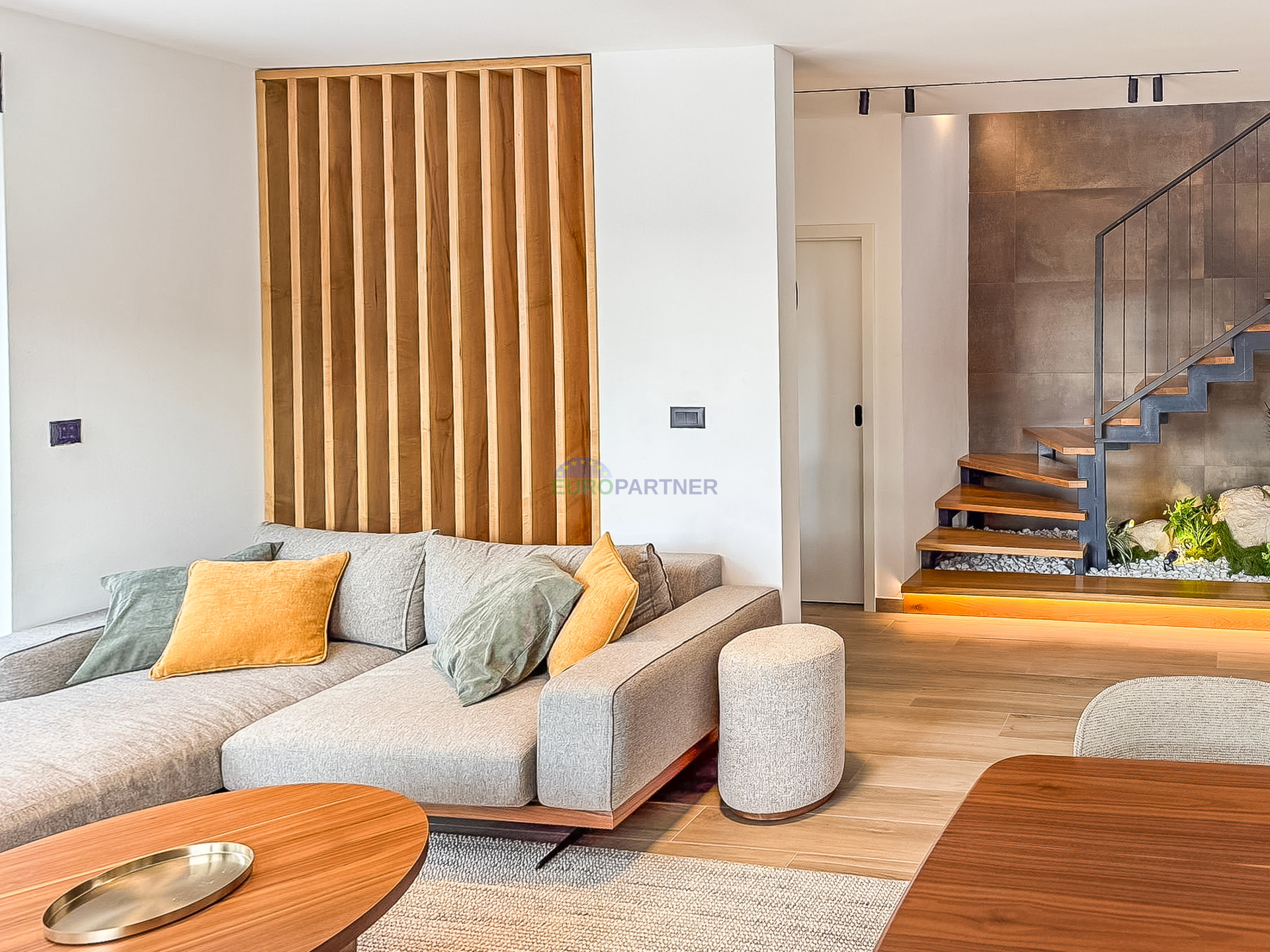 A beautiful modern house with a swimming pool&comma; 5 km from Pore&ccaron; and the sea&excl;