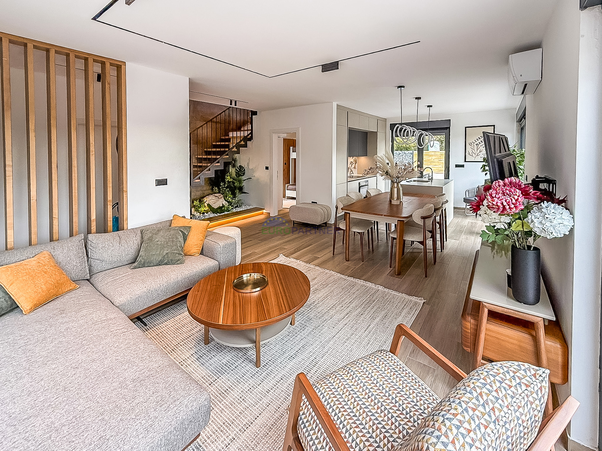 A beautiful modern house with a swimming pool&comma; 5 km from Pore&ccaron; and the sea&excl;