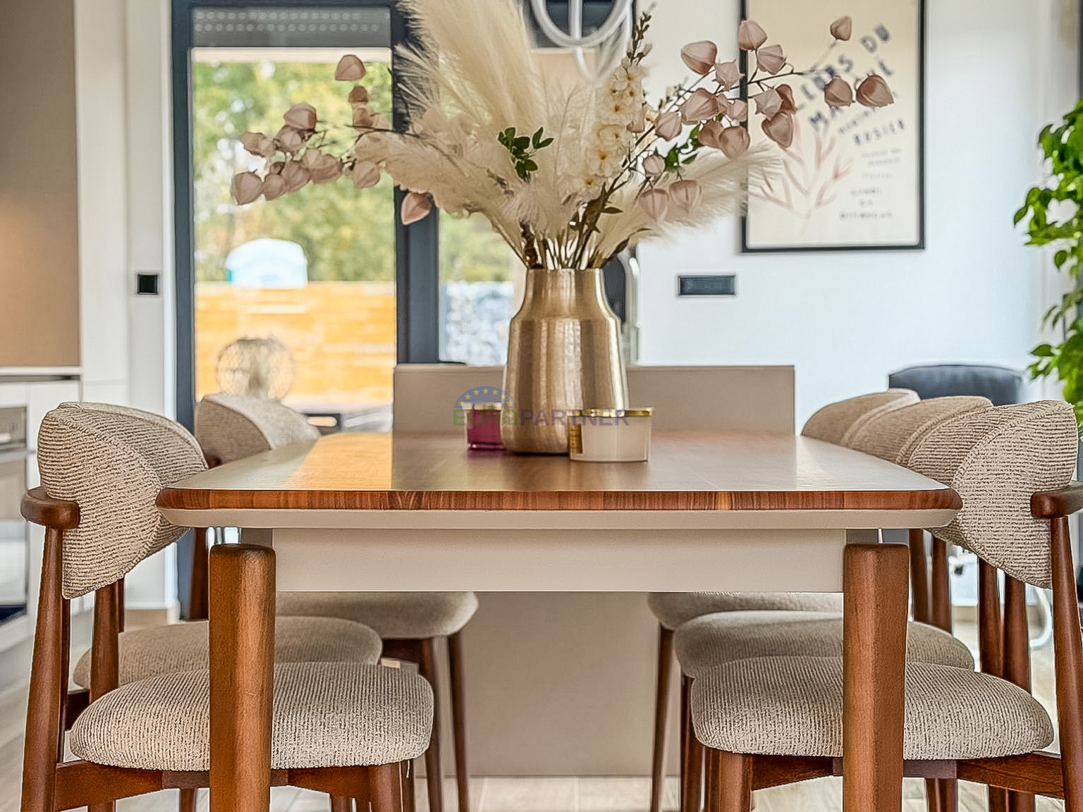 A beautiful modern house with a swimming pool&comma; 5 km from Pore&ccaron; and the sea&excl;