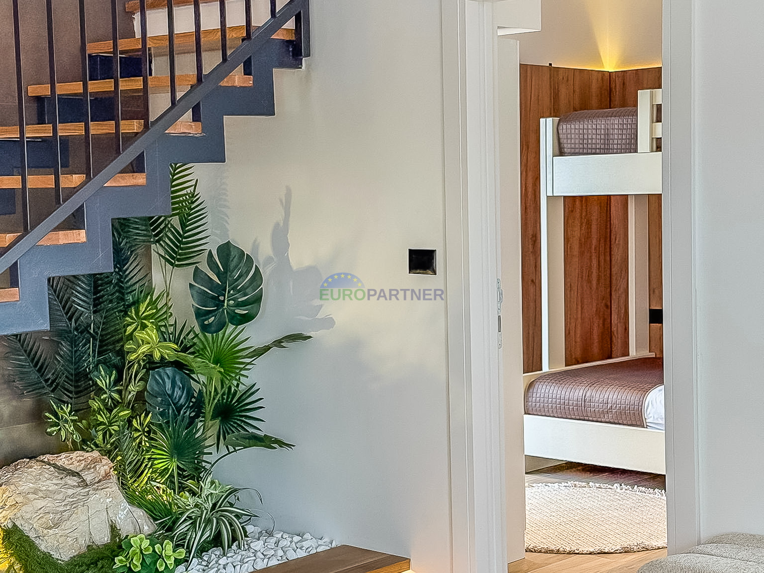 A beautiful modern house with a swimming pool&comma; 5 km from Pore&ccaron; and the sea&excl;