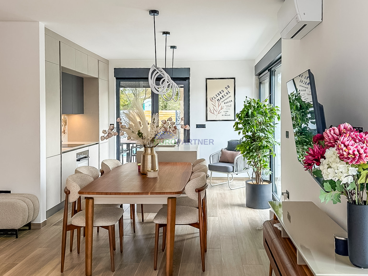 A beautiful modern house with a swimming pool&comma; 5 km from Pore&ccaron; and the sea&excl;