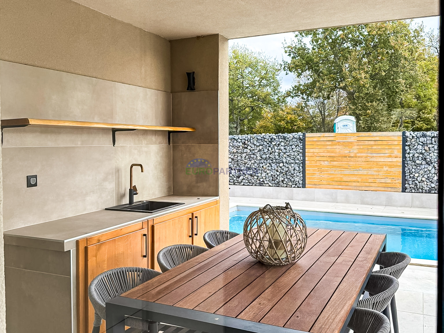 A beautiful modern house with a swimming pool&comma; 5 km from Pore&ccaron; and the sea&excl;