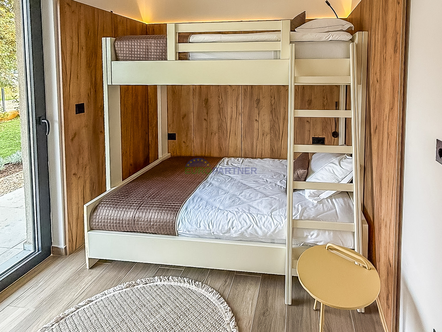 A beautiful modern house with a swimming pool&comma; 5 km from Pore&ccaron; and the sea&excl;