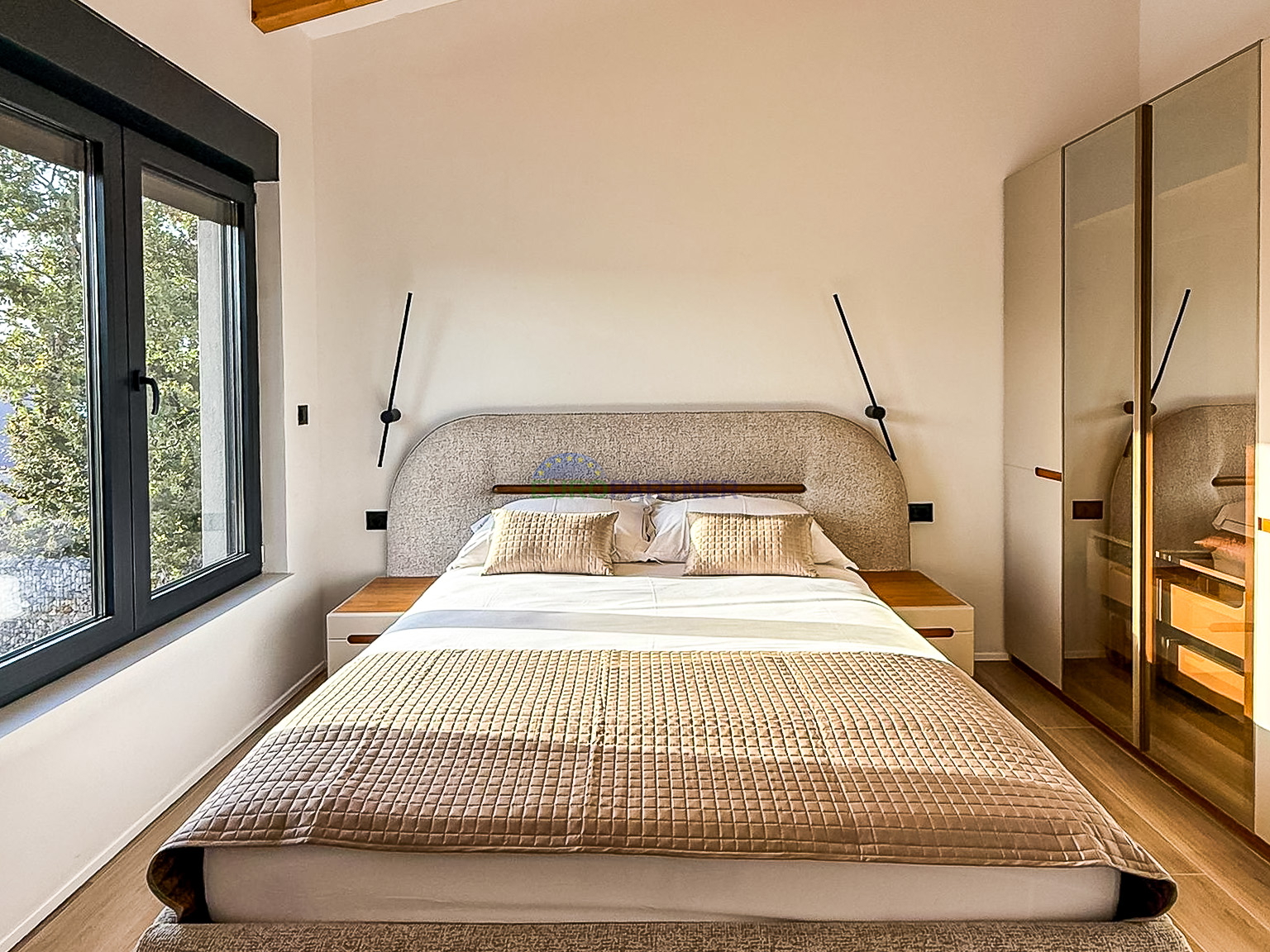 A beautiful modern house with a swimming pool&comma; 5 km from Pore&ccaron; and the sea&excl;