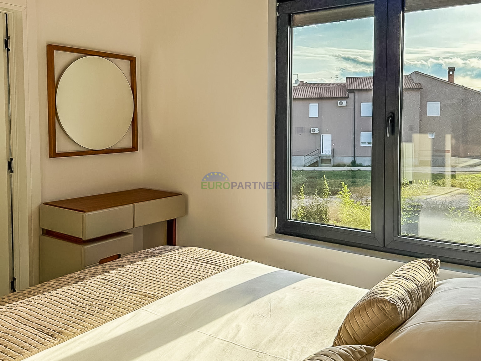 A beautiful modern house with a swimming pool&comma; 5 km from Pore&ccaron; and the sea&excl;