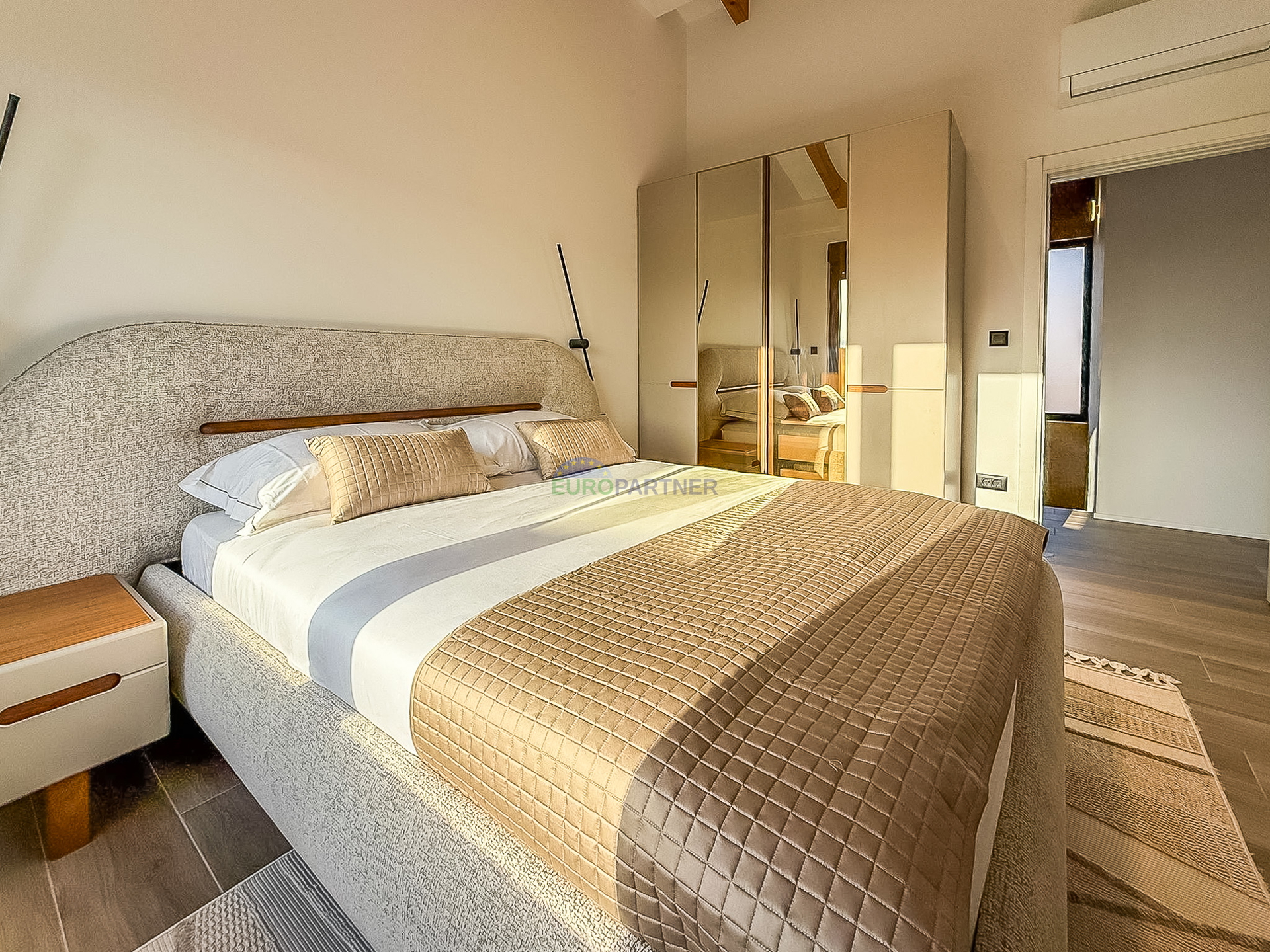 A beautiful modern house with a swimming pool&comma; 5 km from Pore&ccaron; and the sea&excl;