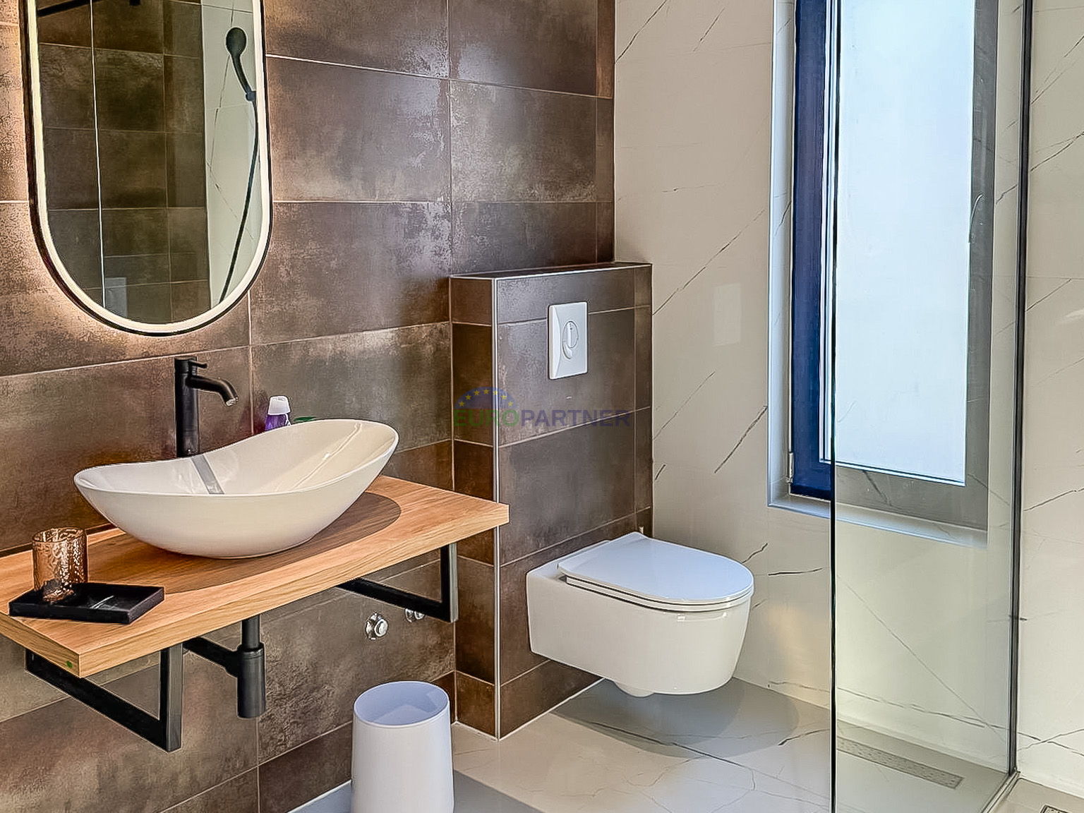 A beautiful modern house with a swimming pool&comma; 5 km from Pore&ccaron; and the sea&excl;