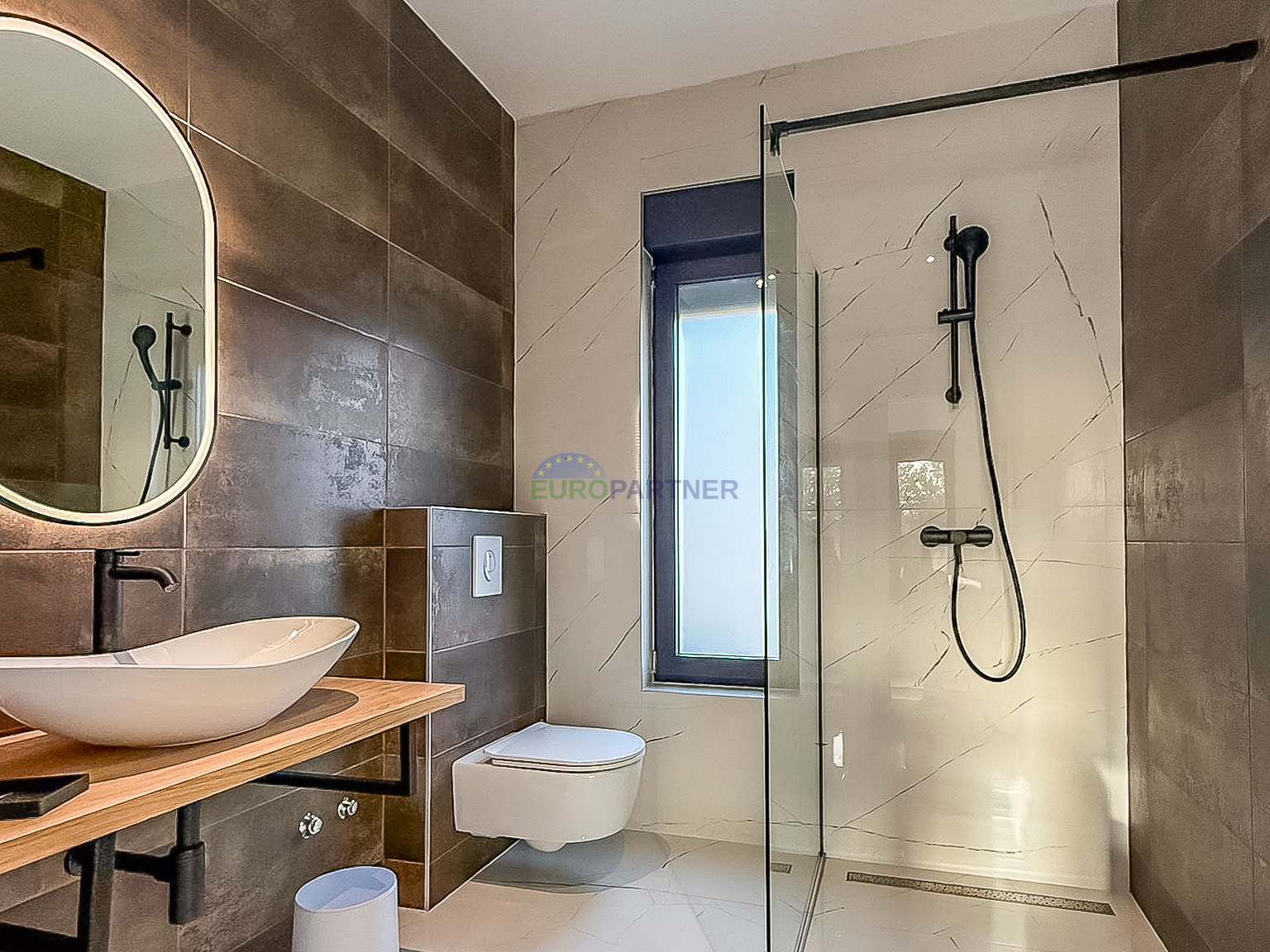 A beautiful modern house with a swimming pool&comma; 5 km from Pore&ccaron; and the sea&excl;