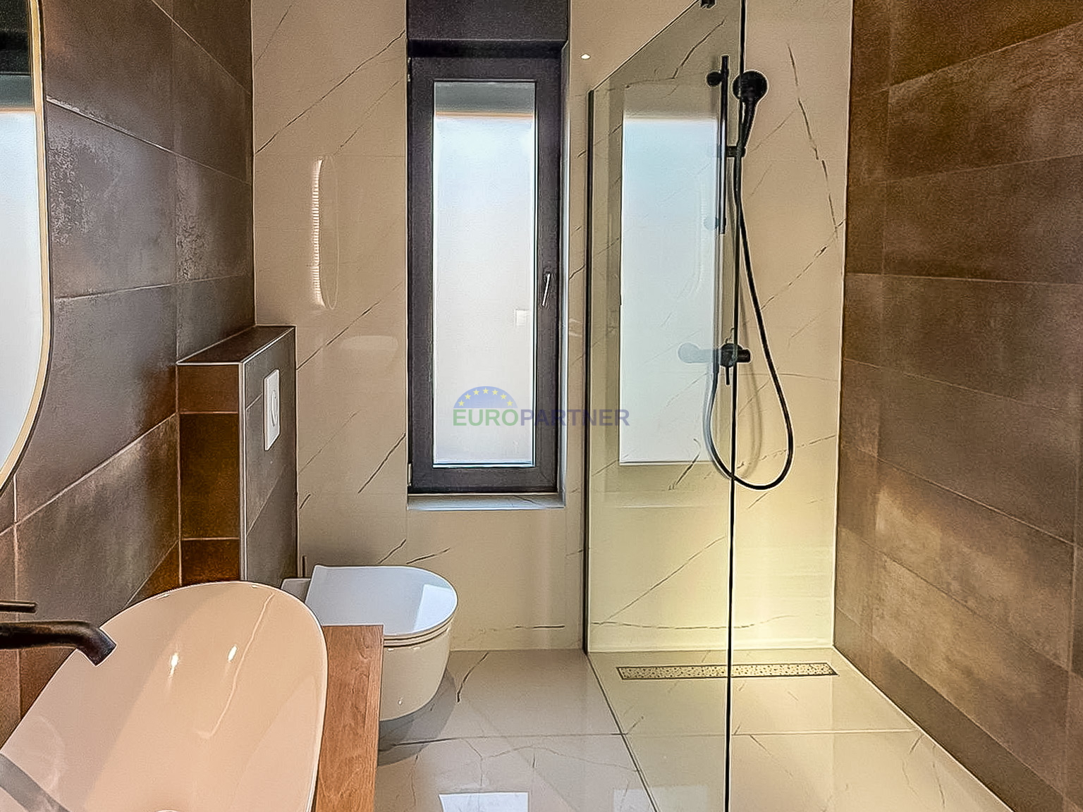 A beautiful modern house with a swimming pool&comma; 5 km from Pore&ccaron; and the sea&excl;