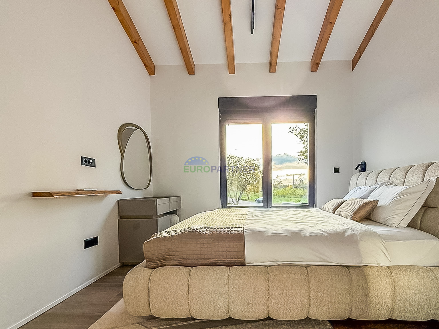 A beautiful modern house with a swimming pool&comma; 5 km from Pore&ccaron; and the sea&excl;