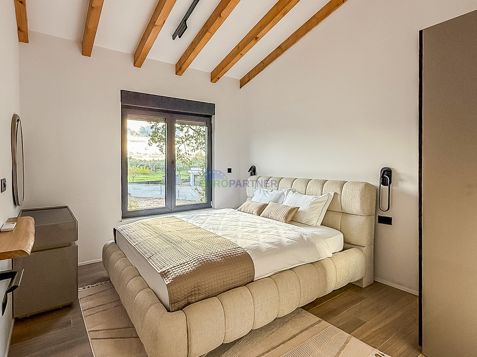 A beautiful modern house with a swimming pool&comma; 5 km from Pore&ccaron; and the sea&excl;