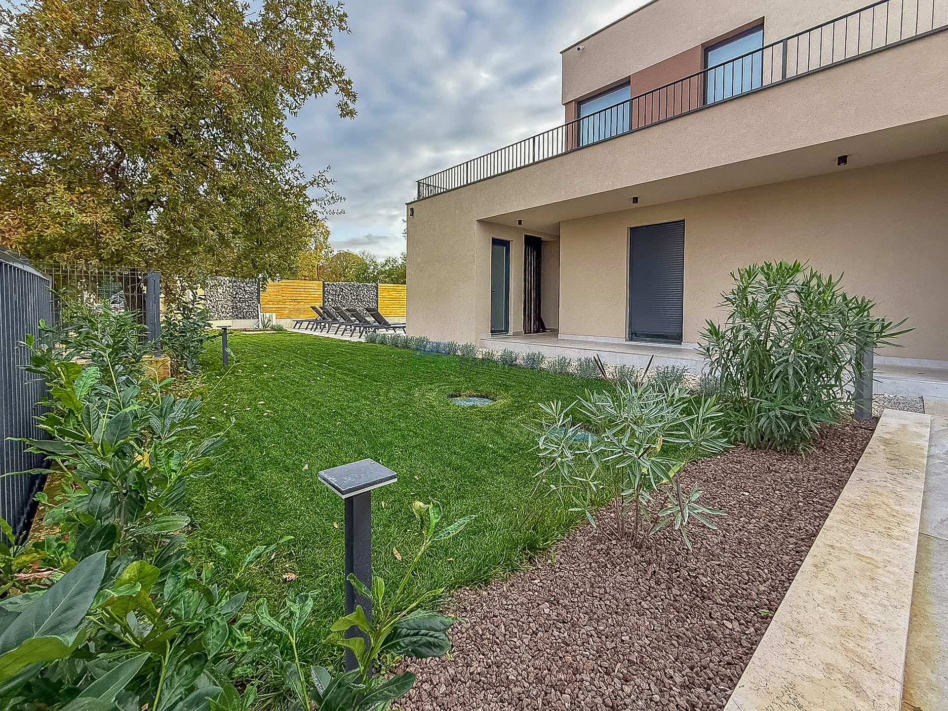 A beautiful modern house with a swimming pool&comma; 5 km from Pore&ccaron; and the sea&excl;