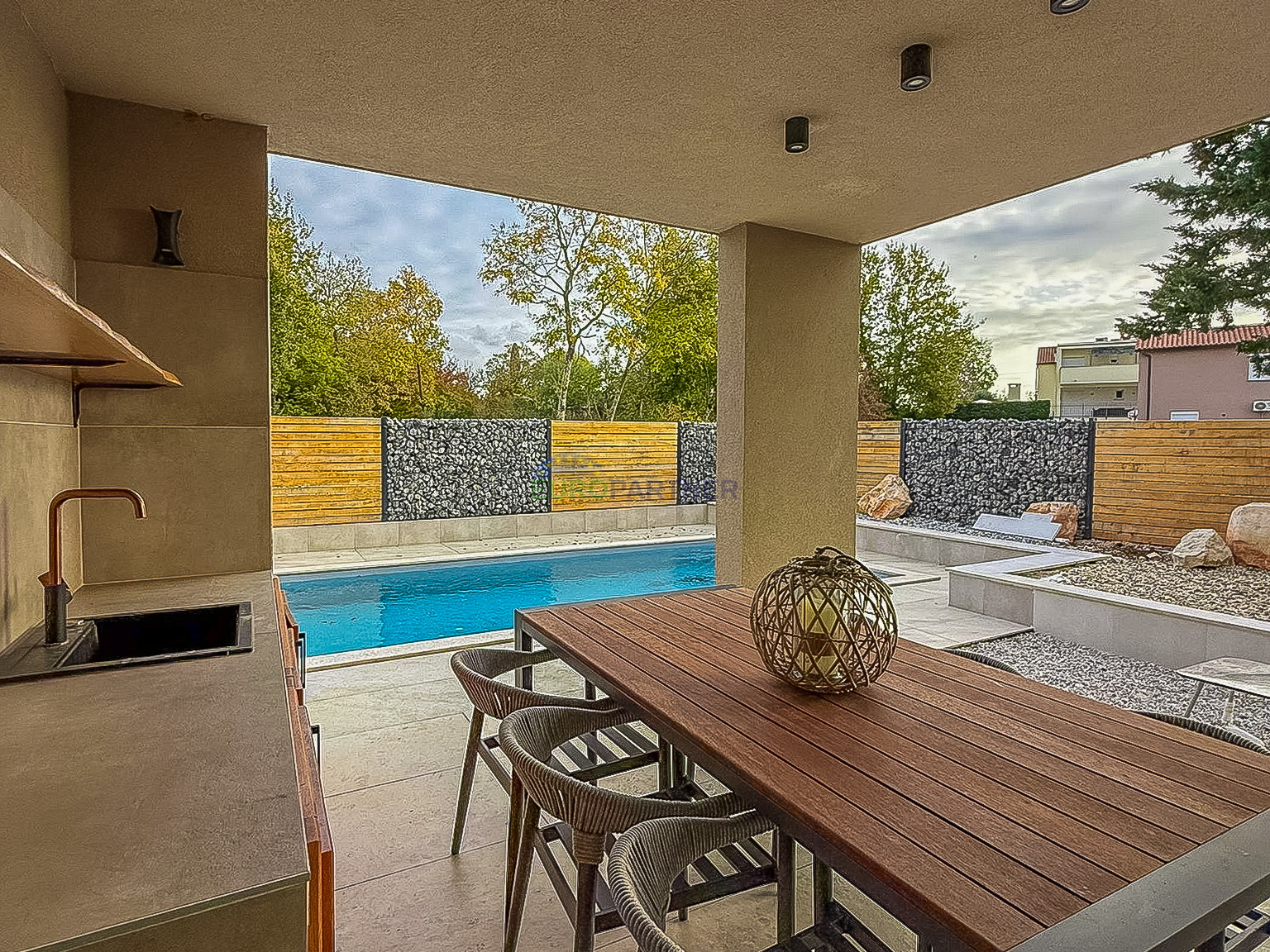 A beautiful modern house with a swimming pool&comma; 5 km from Pore&ccaron; and the sea&excl;