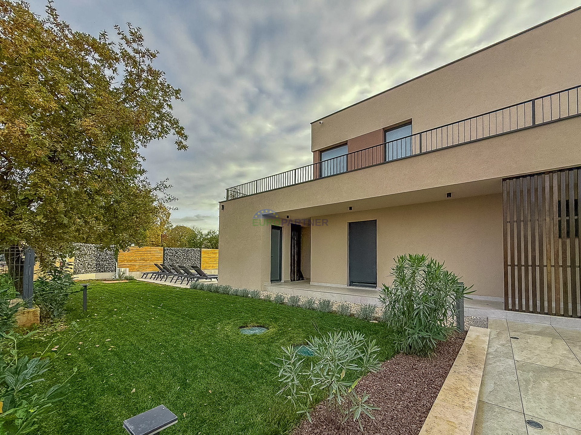 A beautiful modern house with a swimming pool&comma; 5 km from Pore&ccaron; and the sea&excl;