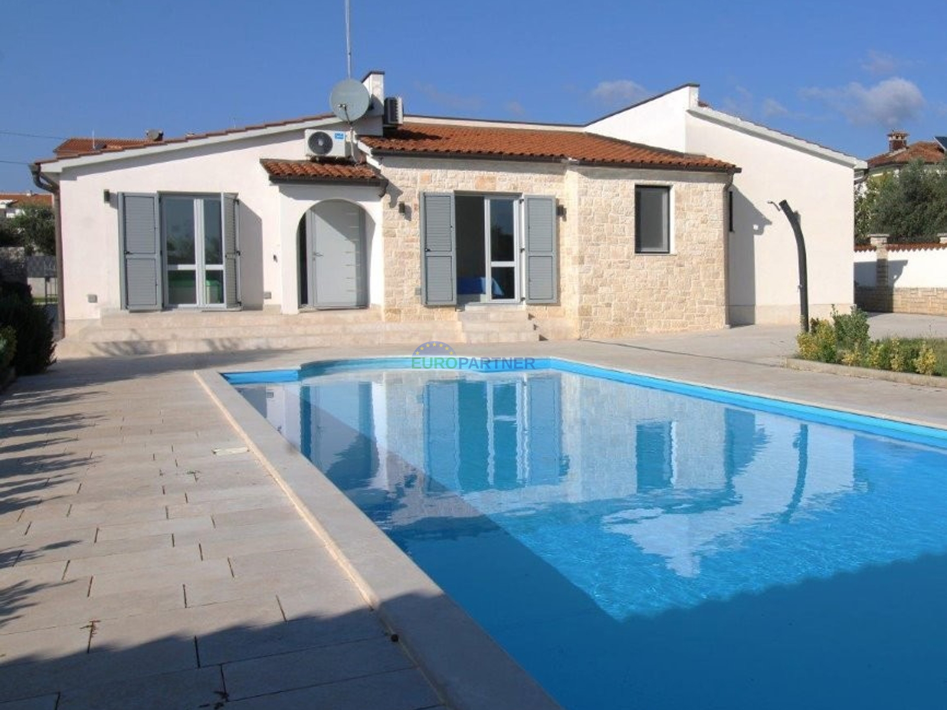 Mediteranska prizemnica s bazenom, 7km od Poreča