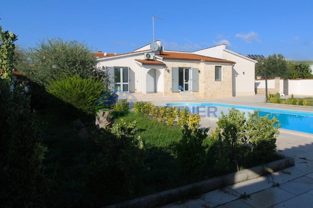 Mediteranska prizemnica s bazenom, 7km od Poreča