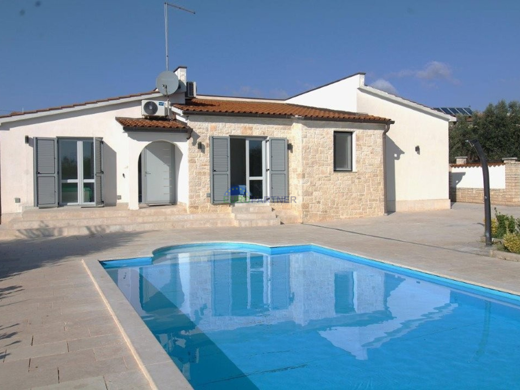 Mediteranska prizemnica s bazenom, 7km od Poreča