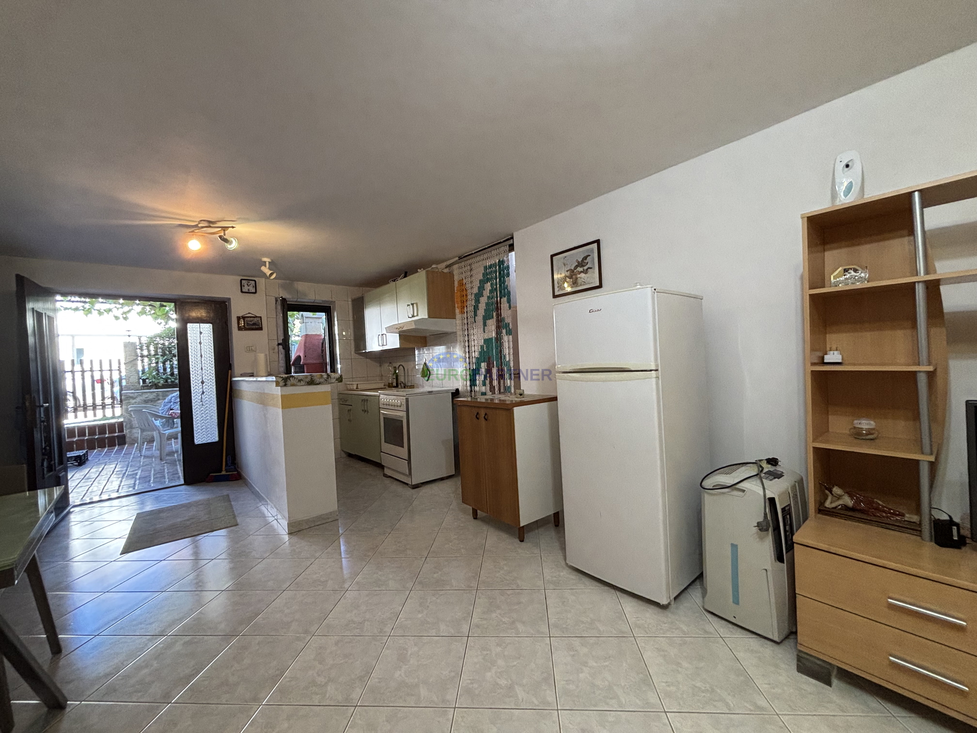 Istra, Novigrad, stan nedaleko od mora sa vanjskom kuhinjom