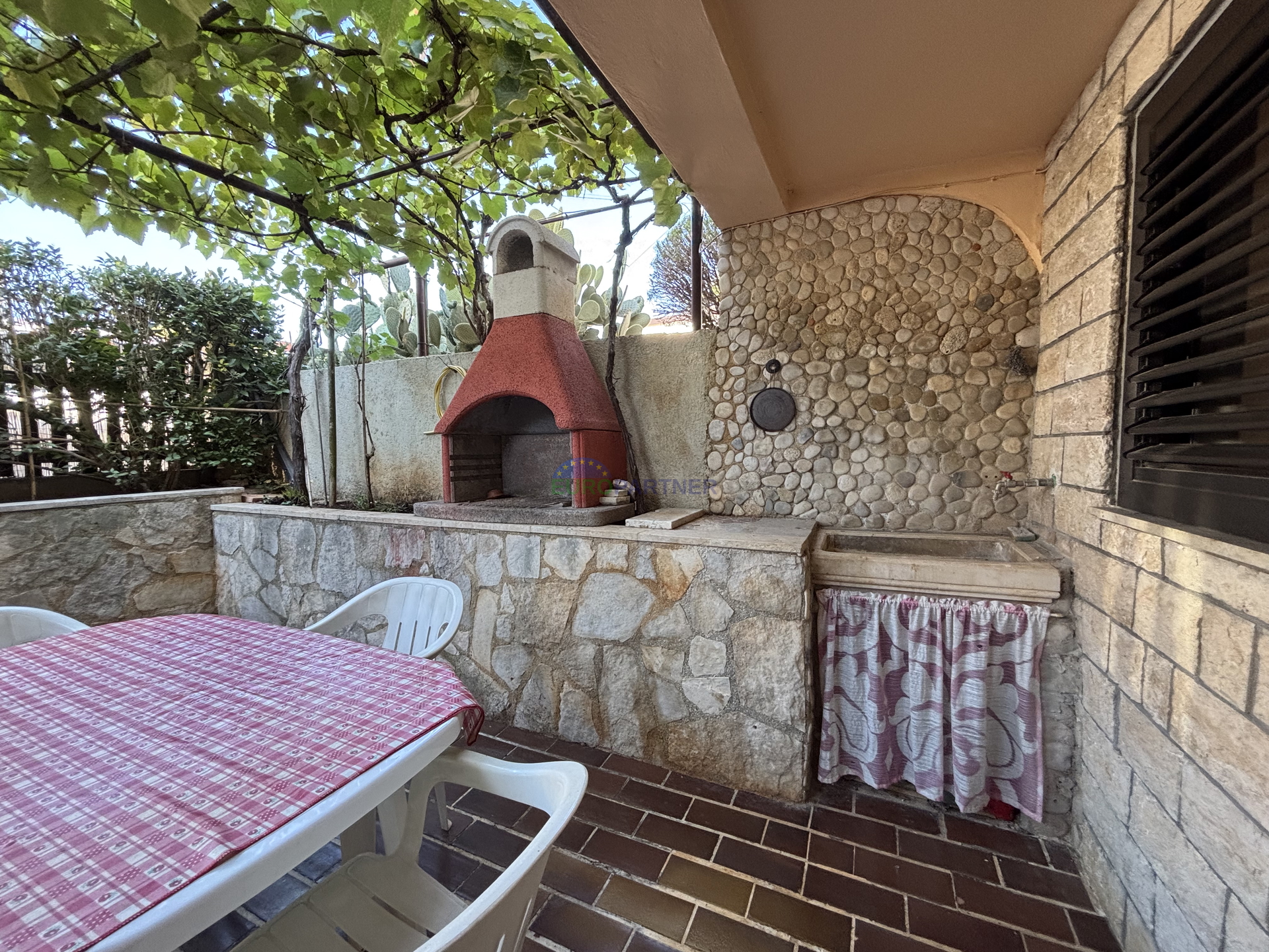 Istra, Novigrad, stan nedaleko od mora sa vanjskom kuhinjom