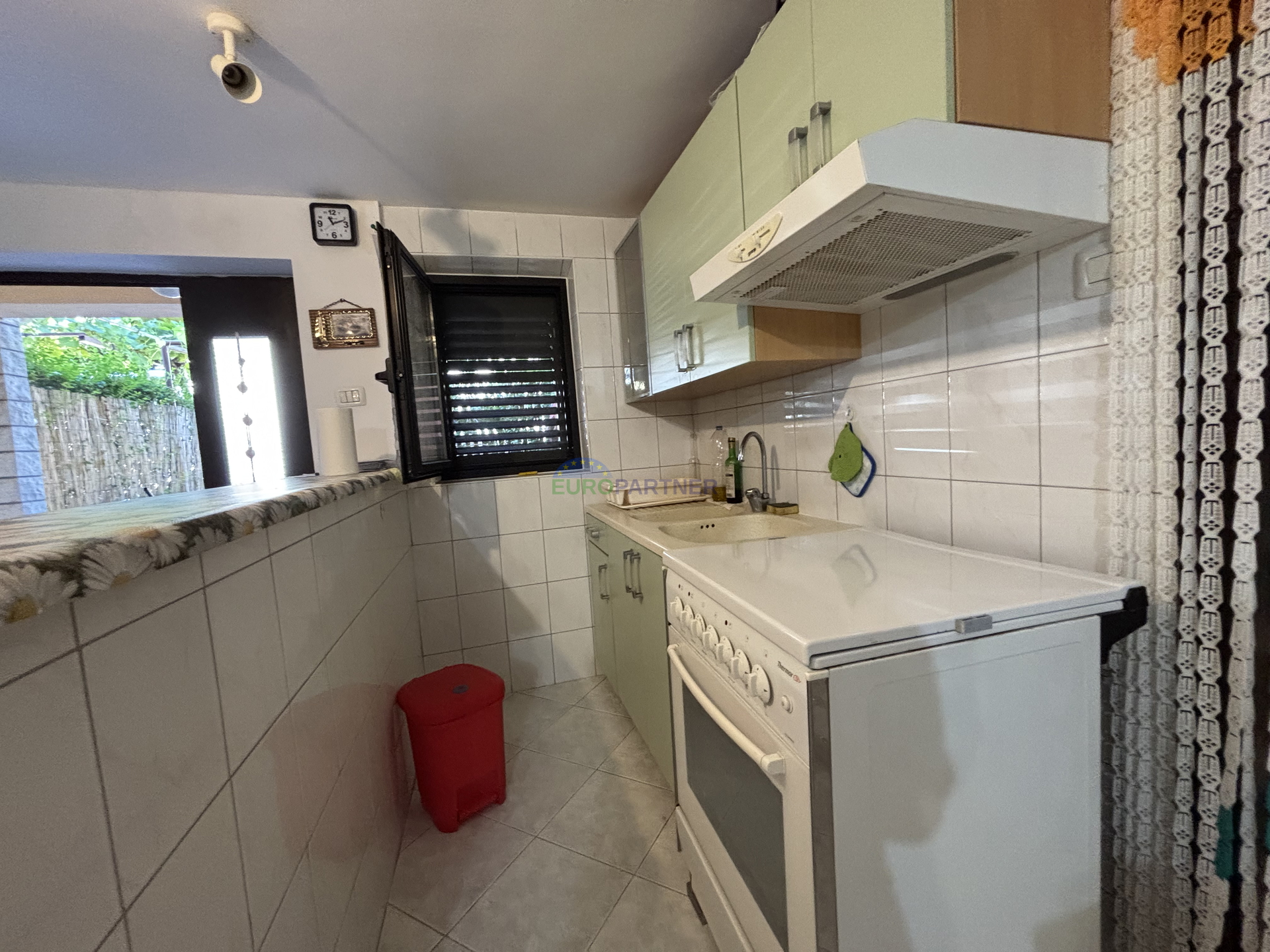 Istra, Novigrad, stan nedaleko od mora sa vanjskom kuhinjom