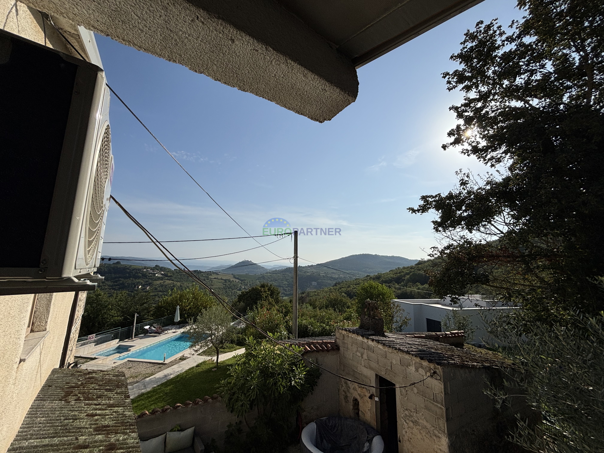 Istra, Karojba, potpuno obnovljena kuća s dvorištem koje možete oblikovati sami